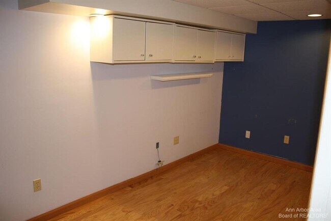 Building Photo - Spacious Ranch