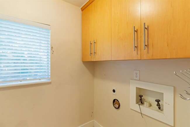 Building Photo - 2604 Rock Terrace Dr