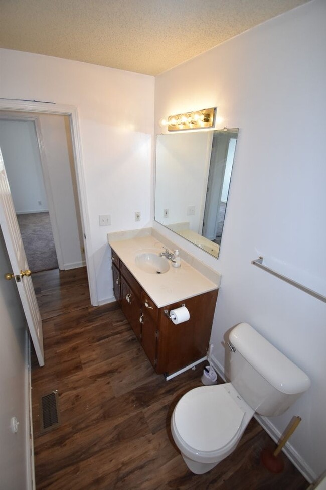Building Photo - 3 Bedroom Home For Rent Near Post!