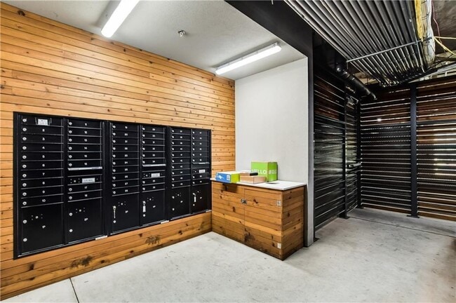 Building Photo - 2002 E 7th St