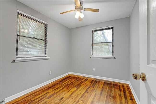 Building Photo - 3 bed 2 Bath house with fenced-in yard on Pepper dr! Available now!