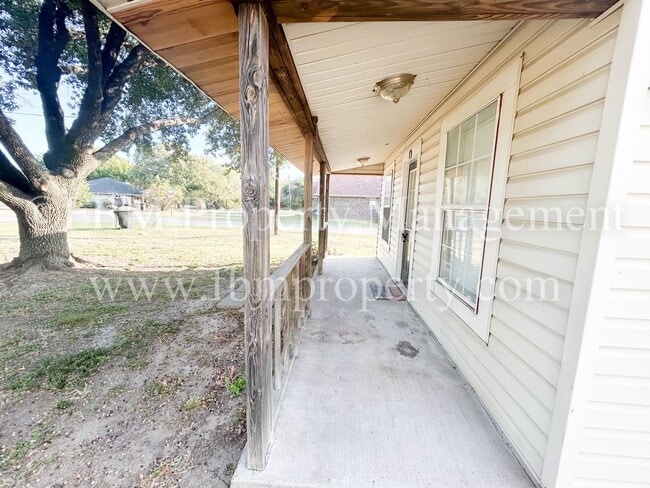 Building Photo - 105 E Margurite Ln