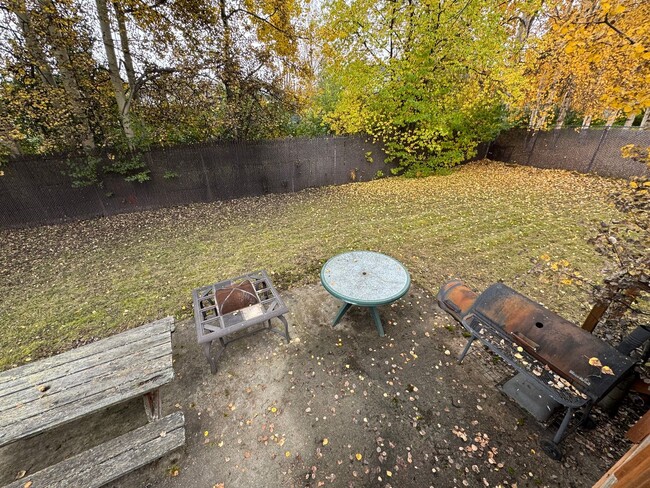 Building Photo - Large 4 bedroom 4 bath 2 Car Garage in mid...