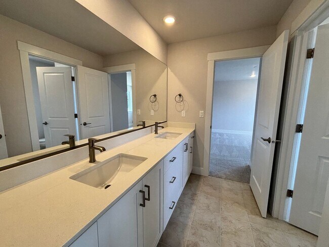 Building Photo - Brand New 5 Bedroom Home in Bull Mountain ...