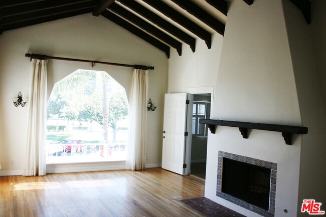 Building Photo - 418 S Roxbury Dr