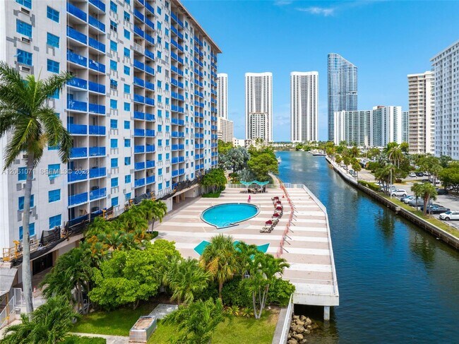 Building Photo - 400 Kings Point Dr