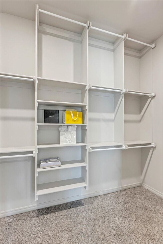 Building Photo - Nearly New Yukon Schools