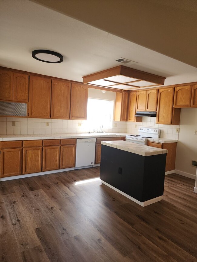 Building Photo - Salida 3 bedroom 2 bathroom