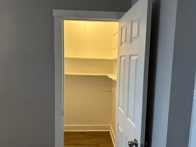 Building Photo - 4054 W Dickens Ave