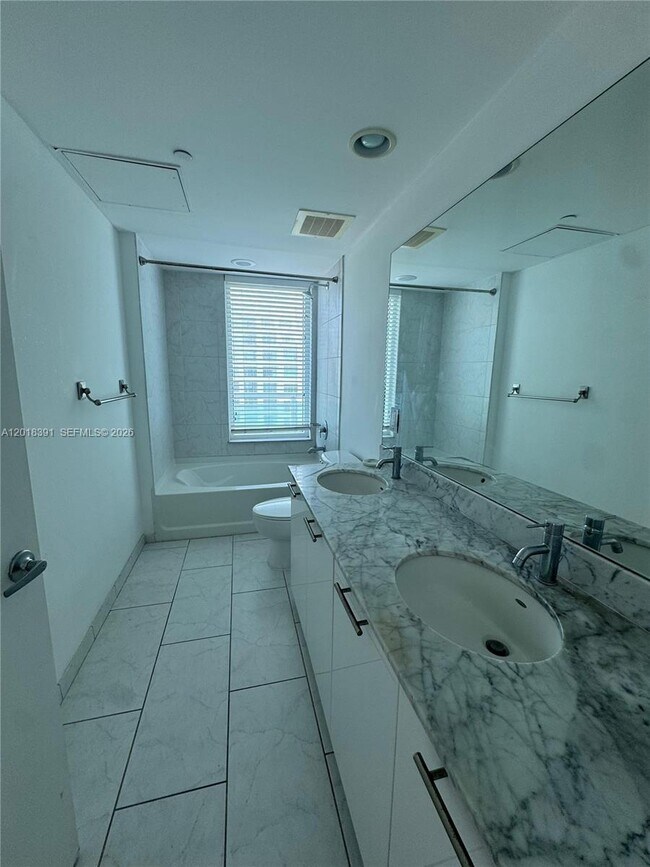 Building Photo - 951 Brickell Ave