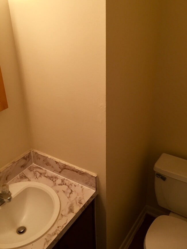 Building Photo - 2 Bed 1.5 Bath two story condo.