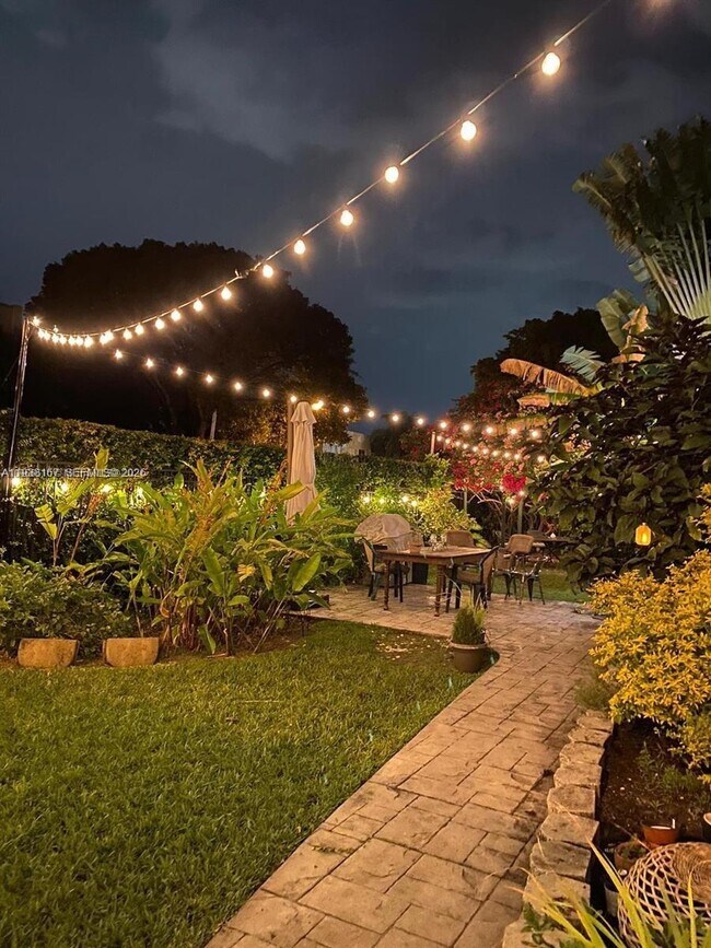 Building Photo - 833 10th St