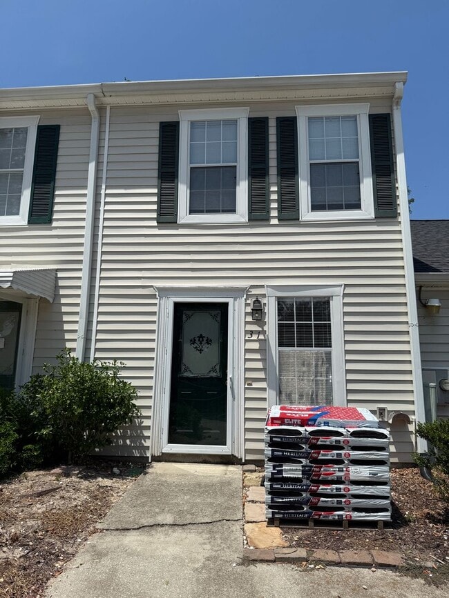 Building Photo - Remodeled 2 bedroom 1.5 bathroom townhome ...