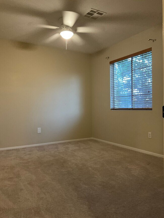 Building Photo - Great 1 home, 3brs, 2bth, 2cg