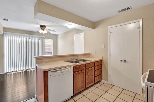 Building Photo - Premium Location at a Perfect Price.