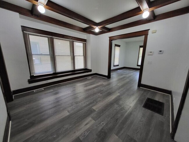 Building Photo - 523 W Maple Ave