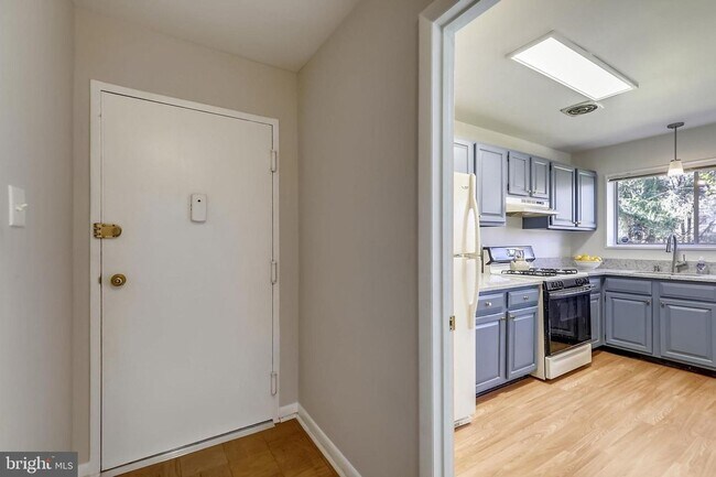 Building Photo - Private and Spacious Condo in Bethesda!