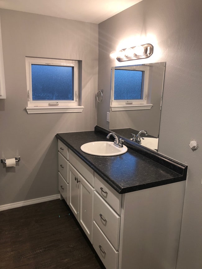 Building Photo - 702 N Cleveland Ave