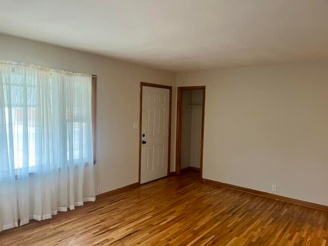 Building Photo - 118 E 4th St