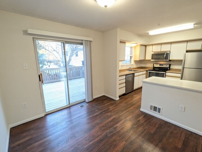 Building Photo - Well maintained townhouse in Robin Meadows Community with updated features available now!