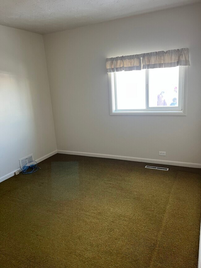 Building Photo - 725 Sand Creek Rd