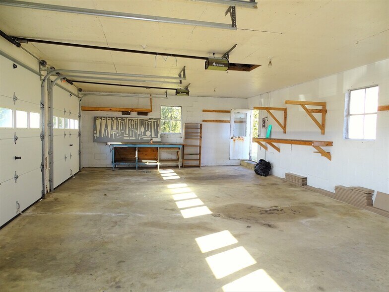 Building Photo - 454 Race Rd