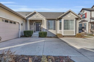 Building Photo - Charming Midway Home