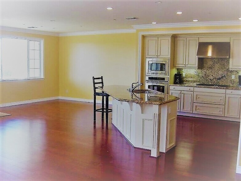 Building Photo - 1211 Chesapeake Dr
