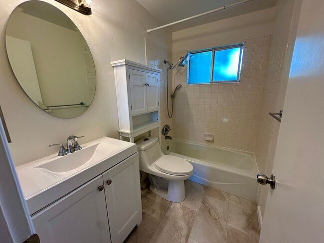 Building Photo - Convenient and Updated Townhouse