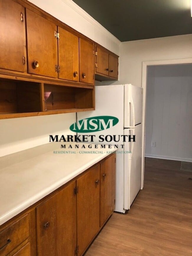 Building Photo - *APPLICATION PENDING!* Convenient Southsid...
