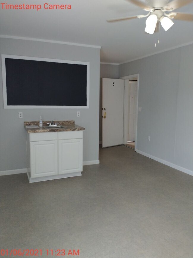 Building Photo - 2027-2028 9 bedroom / 4.5 baths  School Year Location PERFECT for students, in the heart of the UVA