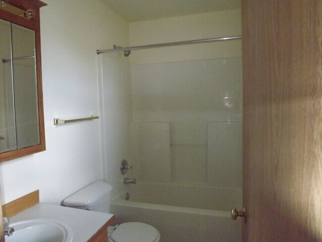 Building Photo - Wonderful Split-Level 3 bedroom 2 bath hom...