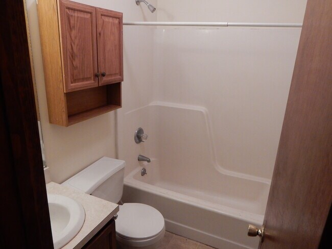 Bathroom - 48 Aspetuck Vlg