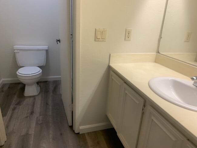 Building Photo - Large one story 4 bedroom home in Orangevale