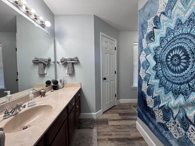 Building Photo - 315 Parkwood Pl