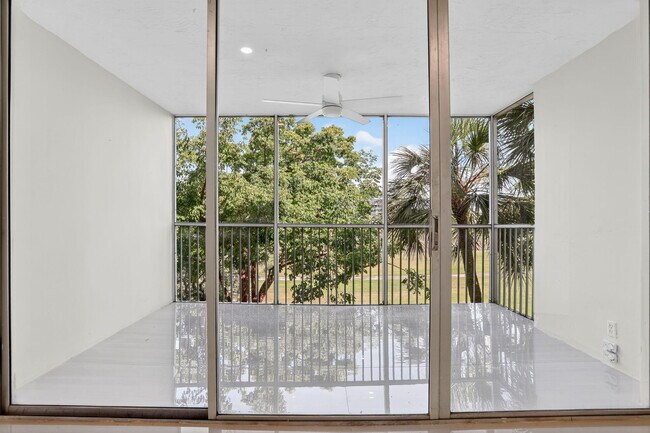 Building Photo - 2651 S Palm Aire Dr