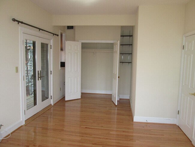 Building Photo - Logan Circle Centrally Located near Dupont...
