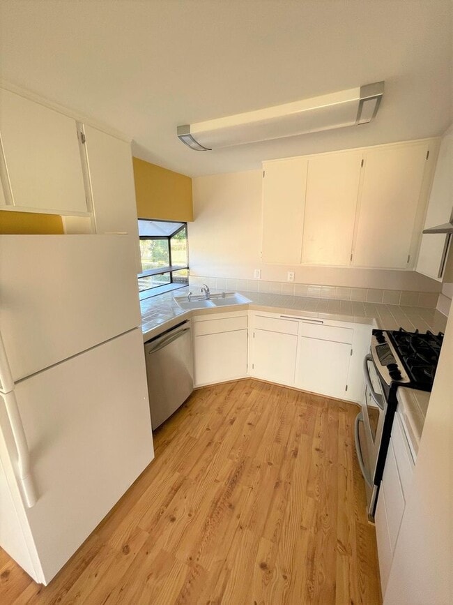 Building Photo - Updated Parkside Condo with Large Deck!