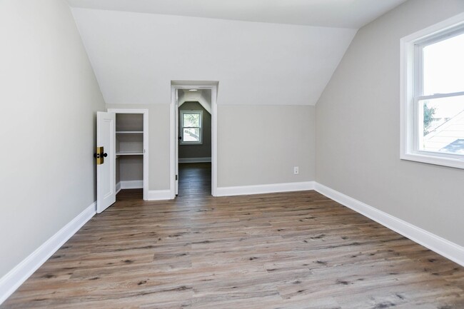 Building Photo - 4 Bedroom 2.5 Bathroom Open Floor Plan 3 S...