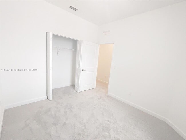 Building Photo - 390 SE Crossoak Ln