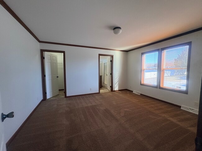 Building Photo - 324 Spring Park Dr