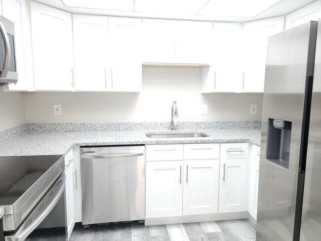 Building Photo - 5008 Manatee Ave W