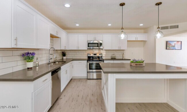 Building Photo - 1150 E Bishop Dr