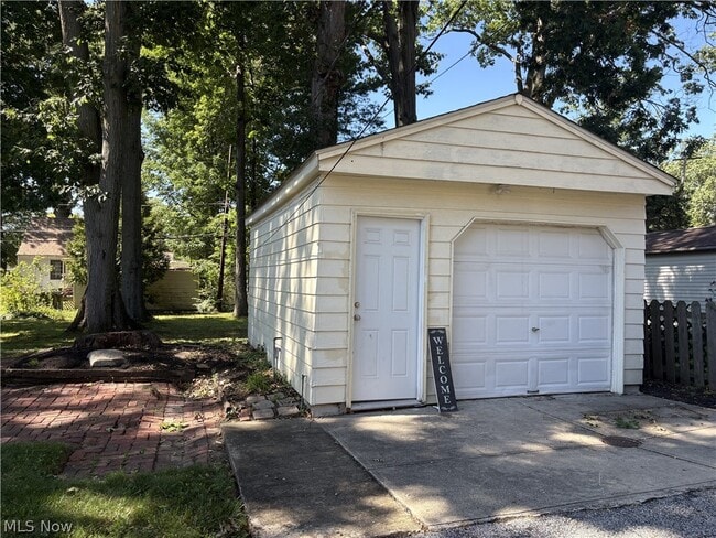 Building Photo - 602 Huntmere Dr