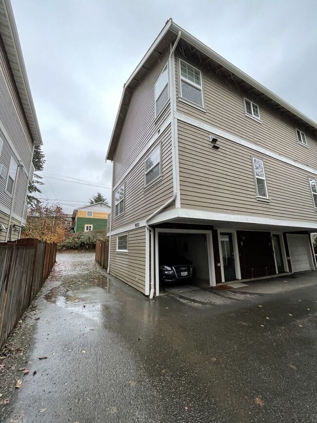 Building Photo - Wedgwood Townhome