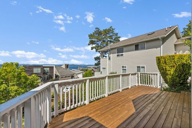 Building Photo - Charming Beach Drive Craftsman w/ AC and V...