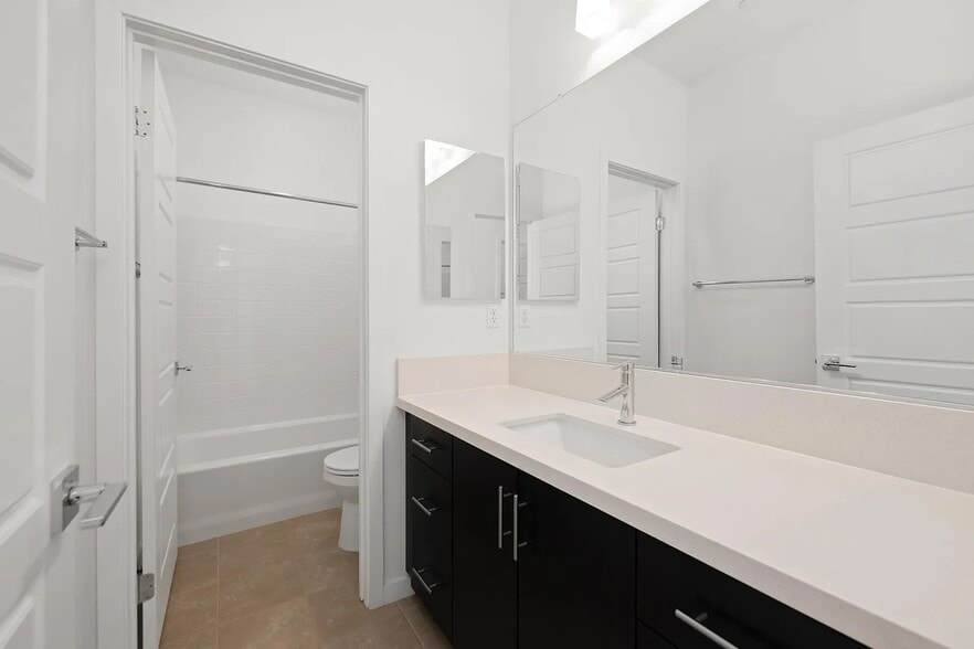 Building Photo - 370 Broadway Dr