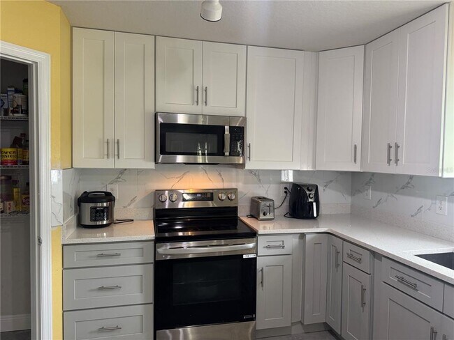 Building Photo - 256 Begonia Ln