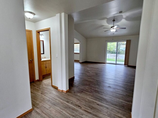 Building Photo - *360 TOUR AVAILABLE* Spacious Ranch-Style ...