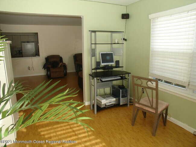 Building Photo - 720 Zlotkin Cir
